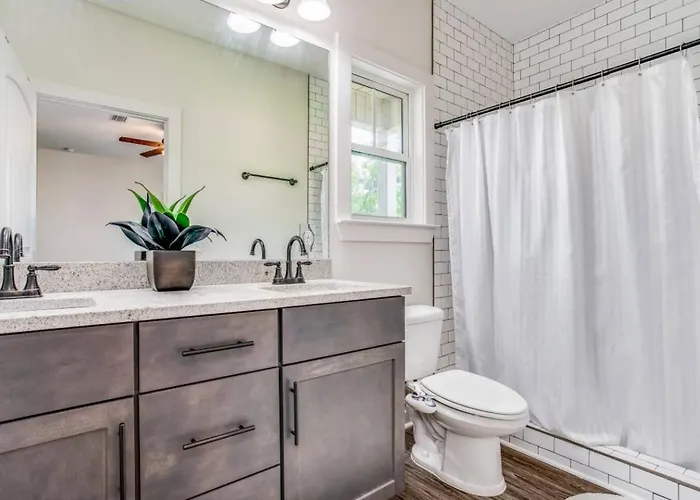 Near Downtown Dining & Base - Flow * Pensacola