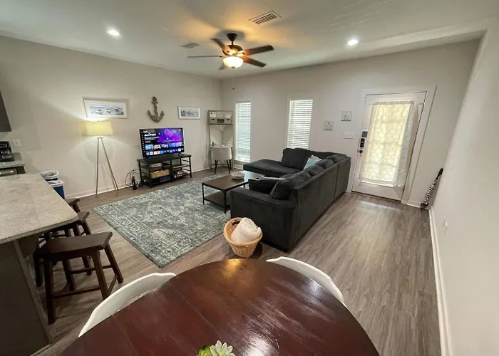 Near Downtown Dining & Base - Flow Holiday home